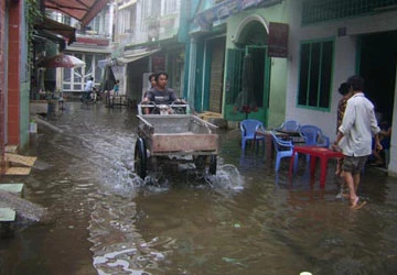 TPHCM: Triều cường đang lên nhanh ảnh 1
