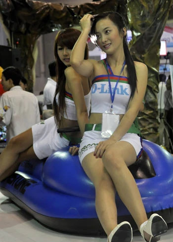 Mỹ nhân khoe sắc tại triển lãm CNTT ảnh 3 Mỹ nhân khoe sắc tại triển lãm CNTT ảnh 3