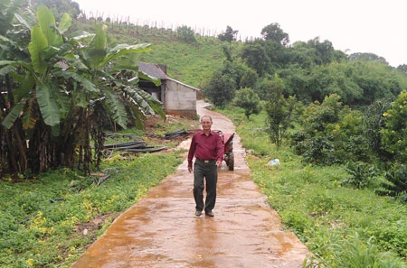 Lão nông hiến 2.600m2 đất và gần 1 tỷ đồng làm đường giao thông ảnh 1