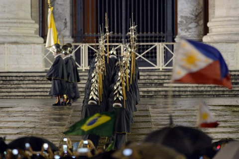 Giáo dân vui sướng vỡ òa khi Vatican có Giáo hoàng mới ảnh 6