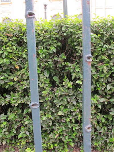 Cận cảnh hàng trăm vết đạn ghim vào hàng rào sắt ảnh 6