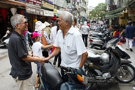 “Cà phê các cụ” trên hè phố cổ ảnh 11 “Cà phê các cụ” trên hè phố cổ ảnh 11