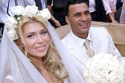 Bà xã Gullit bỏ chồng theo trai trẻ ảnh 1