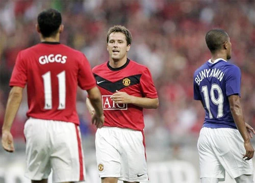 Owen lập công ngay trận ra mắt màu áo M.U - Ảnh: Reuters Owen lập công ngay trận ra mắt màu áo M.U - Ảnh: Reuters