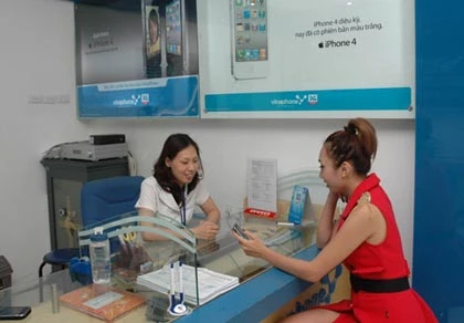 VinaPhone giảm tới 2,9 triệu đồng giá bán iPhone 4S ảnh 1