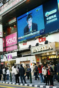 Đài truyền hình đưa tin Trần Quán Hy xin lỗi công chúng ngày 21-2. Đài truyền hình đưa tin Trần Quán Hy xin lỗi công chúng ngày 21-2.