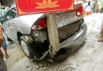 Nhân viên rửa xe lùi xế hộp gây trọng thương người đi đường ảnh 2