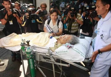 Phe áo đỏ lục soát bệnh viện ảnh 1