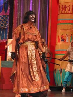 Nghệ sĩ Thành Lộc luôn biến hóa trong diễn xuất và dàn dựng. Trong ảnh: Thành Lộc vai Bò cạp câm gây cười nghiêng ngả trong Hoàng tử Ai Cập. Ảnh: HÒA BÌNH