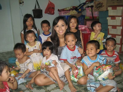 Mai Phương Thúy thăm mái ấm Mai Tâm ảnh 1