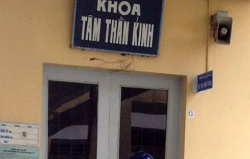 Kỷ luật bác sĩ rủ nữ sinh xem phim sex ảnh 1