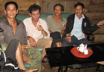 Phó chủ tịch huyện giải cứu người lao động ảnh 1