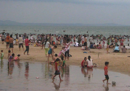 Các bãi biển ngày lễ “hút” khách nhí ảnh 1