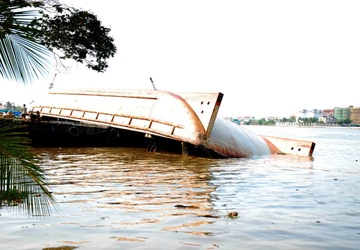 Sà lan khổng lồ lật úp trên sông Sài Gòn ảnh 1 Sà lan khổng lồ lật úp trên sông Sài Gòn ảnh 1