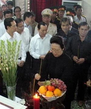 Nén hương đầu tiên đưa ông về cõi vĩnh hằng của người vợ bao năm gắn bó, GS Phan Lương Cầm.