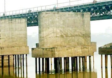 Sông Hồng cạn vượt kỷ lục 200 năm ảnh 1