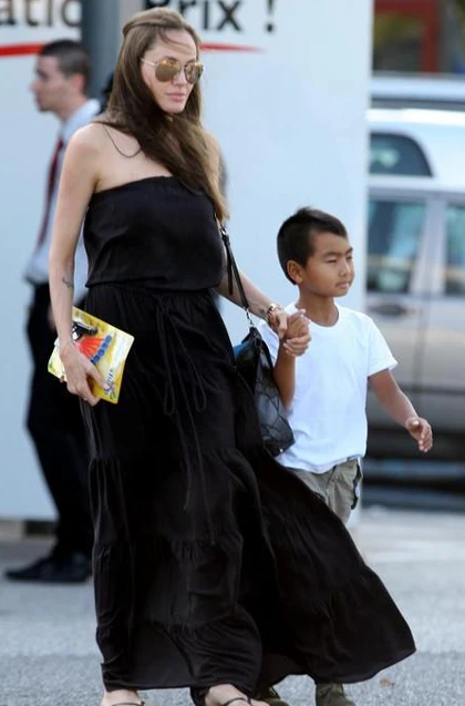 Angelina Jolie và con trai lớn Maddox