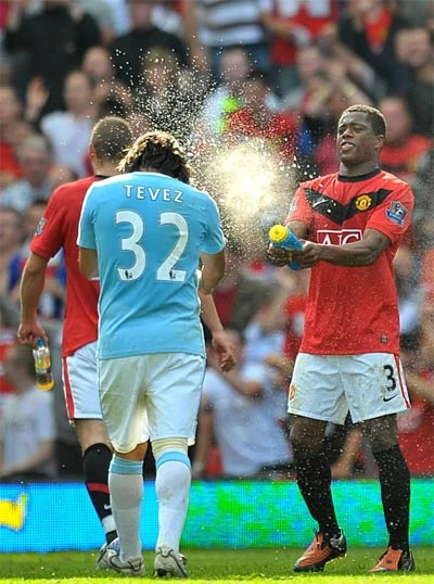 Những khoảnh khắc đẹp của Ngoại hạng Anh 2009-2010 ảnh 3