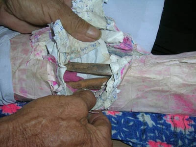 Người 'ôm xác vợ 7 năm' rạch bức tượng để... khoe xương ảnh 3