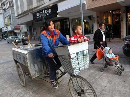 Em bé theo chân mẹ quét rác khắp nơi ảnh 6