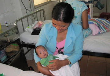 Bé sơ sinh bị cha mẹ đốt đã thôi phải thở máy ảnh 1