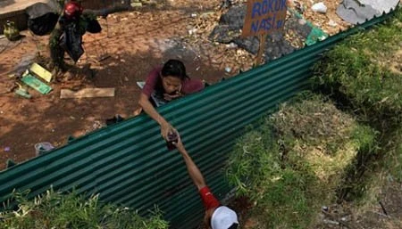 Xem bán hàng qua bờ rào ở Indonesia ảnh 11