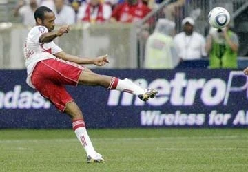 Lương của Henry chỉ thua Beckham ở Mỹ ảnh 1