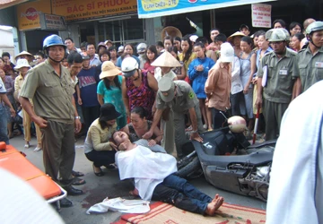 Mẹ ôm xác con nằm giữa đường ảnh 1