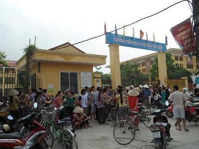 Hà Nội: Sợ hết chỉ tiêu vào lớp 1, hơn trăm phụ huynh “quây” hiệu trưởng ảnh 1