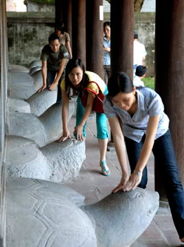 Bia Tiến sĩ nói cho người thời nay những gì? ảnh 2