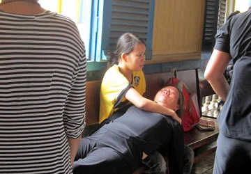 Chỉ cho số điện thoại, thành đồng phạm buôn người? ảnh 1