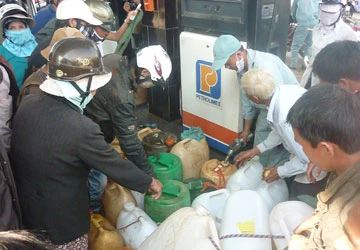 Doanh nghiệp xăng dầu gặp khó vì thiếu USD ảnh 1