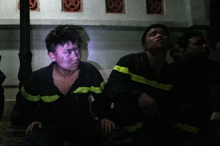 Cận cảnh cứu người ở chung cư Hà Nội bị hoả hoạn ảnh 8 Cận cảnh cứu người ở chung cư Hà Nội bị hoả hoạn ảnh 8