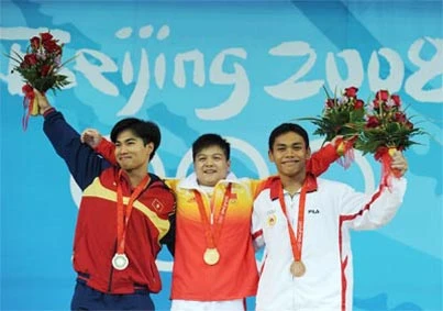 Hoàng Anh Tuấn (trái) đã mang về chiếc HC đầu tiên cho TTVN tại Olympic Bắc Kinh 2008. Ảnh: Tân Hoa Xã