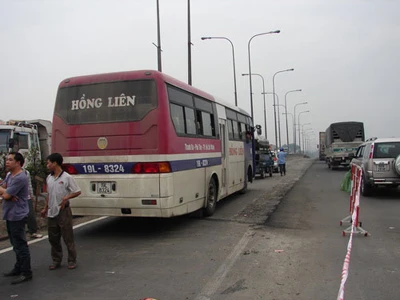 Chạy xe máy lao vào hàng rào công trình, chết tại chỗ ảnh 2