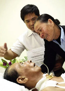 O Nhị bên giường bệnh của nhà văn.