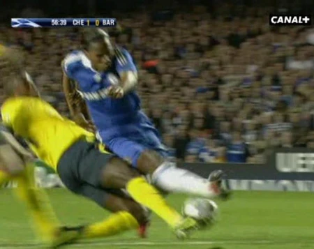 Phút 57, lại là Drogba bị Toure cản phá nhưng trọng tài không nhìn thấy