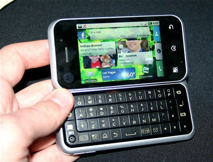 Cận cảnh điện thoại Motorola Android dáng trượt lạ mắt ảnh 3