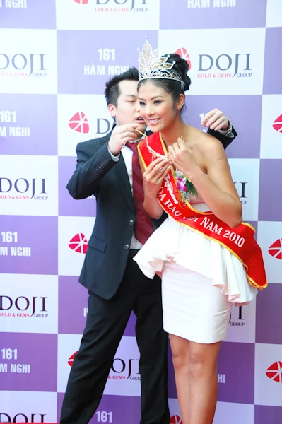 Tân Hoa hậu Ngọc Hân nhận món quà 200 triệu ảnh 3 Tân Hoa hậu Ngọc Hân nhận món quà 200 triệu ảnh 3