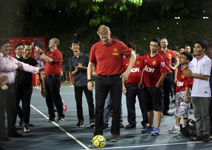 Mướt mồ hôi với...Peter Schmeichel ảnh 3