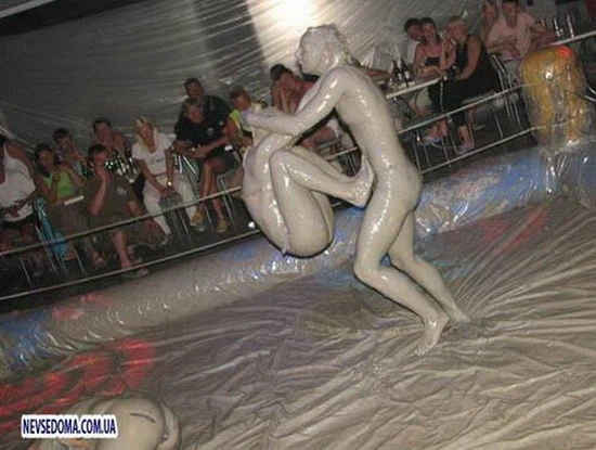 Ngắm những cô nàng xinh đẹp "vật lộn" trong... bùn lầy ảnh 5