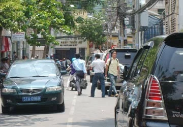 Lạm dụng lòng đường để đậu ôtô ảnh 1