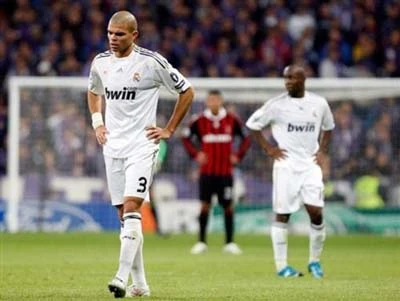 Real vừa trải qua một đêm nặng nề ở Bernabeu. Ảnh: AP