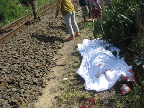 Đi trên đường sắt, một phụ nữ bị tàu đâm chết ảnh 1