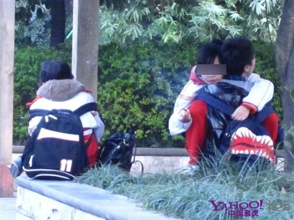 Teen cấp 2 Trung Quốc ôm hôn, rít thuốc công khai ảnh 2