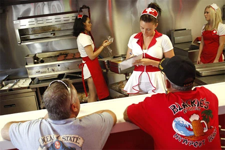 "Chúng tôi có lẽ là nhà hàng thẳng thắn nhất nước Mỹ. Này anh, đồ ăn này có thể giết chết anh đấy", chủ nhà hàng tên Hon, đóng vai bác sĩ, cảnh báo. "Chúng tôi có lẽ là nhà hàng thẳng thắn nhất nước Mỹ. Này anh, đồ ăn này có thể giết chết anh đấy", chủ nhà hàng tên Hon, đóng vai bác sĩ, cảnh báo.