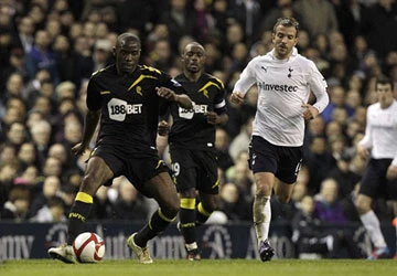 Đột tử trên sân cỏ ảnh 1