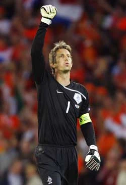Van Der Sar xô đổ kỷ lục của Petr Cech và lập thành tích 1.031 phút giữ nguyên mành lưới. Ảnh: AFP