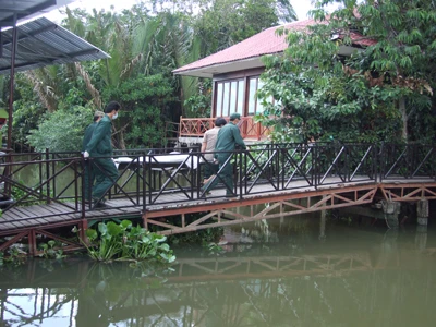 Hình ảnh cứu hộ trục vớt tàu Dìn Ký chìm trên sông Sài Gòn ngày 21-5-2011 ảnh 5