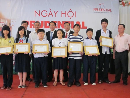 Prudential trao 20 học bổng cho học sinh nghèo quận 3 ảnh 1